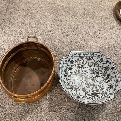 1 Asian bowl and oval copper pot with handles