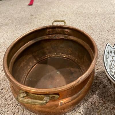 1 Asian bowl and oval copper pot with handles