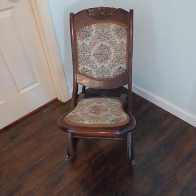 VINTAGE FOLDING ROCKING CHAIR