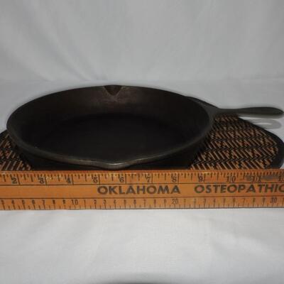 Lodge cast iron pan