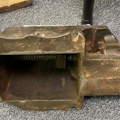 Antique anvil/bench vise combo