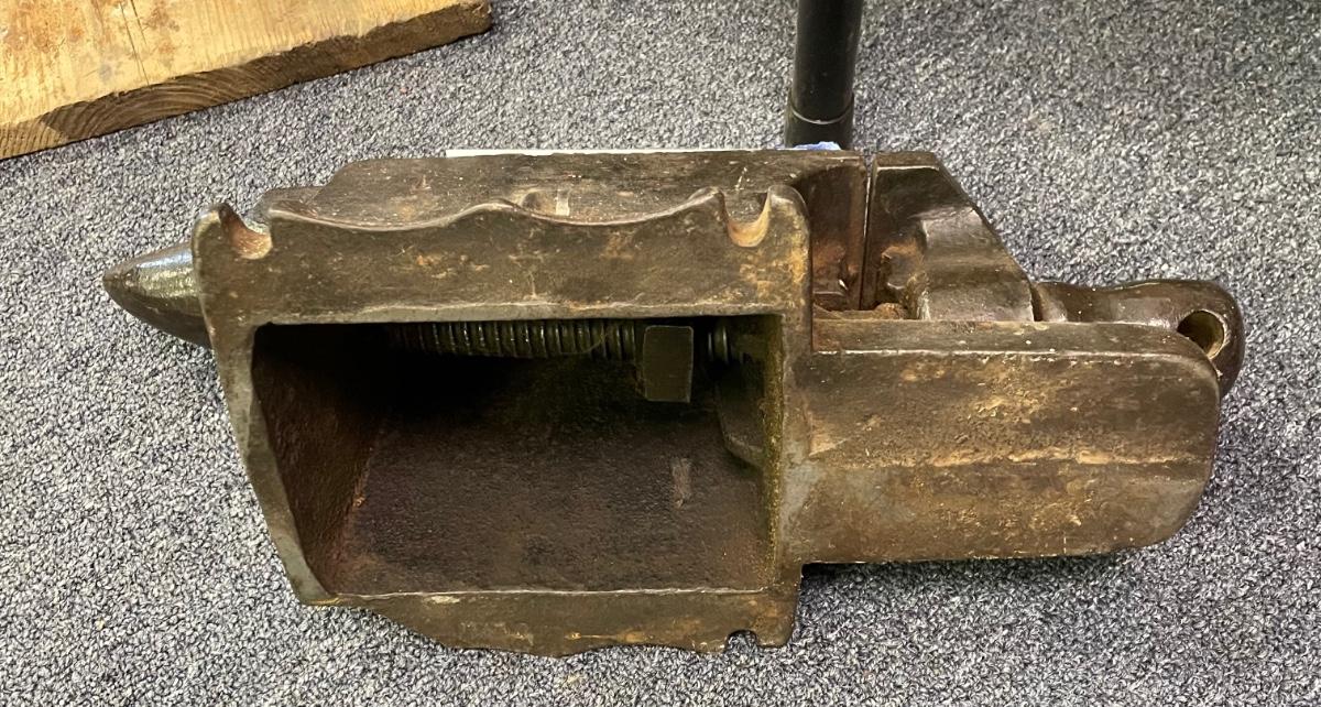 Antique anvil/bench vise combo