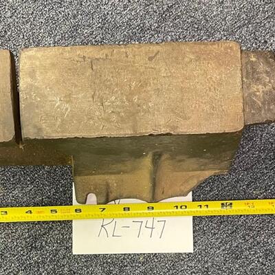 Antique anvil/bench vise combo