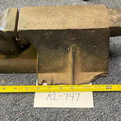 Antique anvil/bench vise combo
