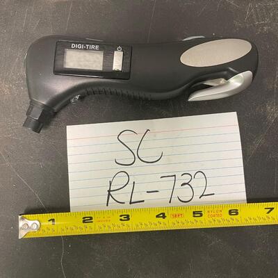 Flashlight tire gauge