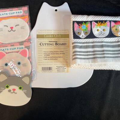 Lot 192. Cat Lot #4.  Goebel Porcelain