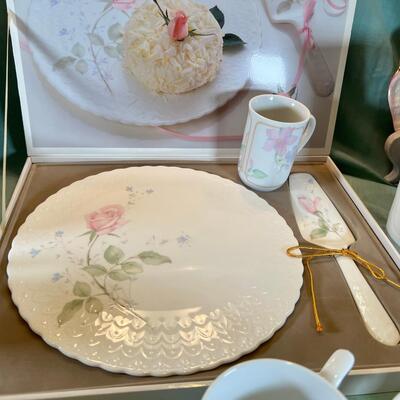 New in gift Box Mikasa Floral cake Plate and server.