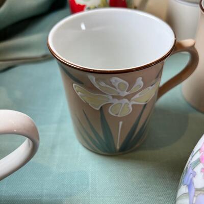 New in gift Box Mikasa Floral cake Plate and server.