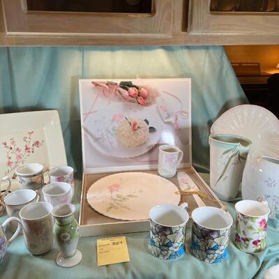 New in gift Box Mikasa Floral cake Plate and server.
