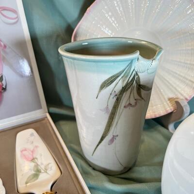 New in gift Box Mikasa Floral cake Plate and server.
