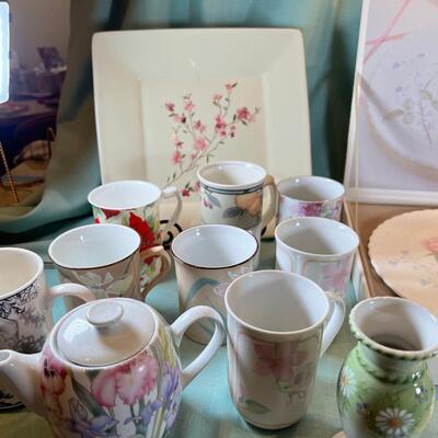 New in gift Box Mikasa Floral cake Plate and server.
