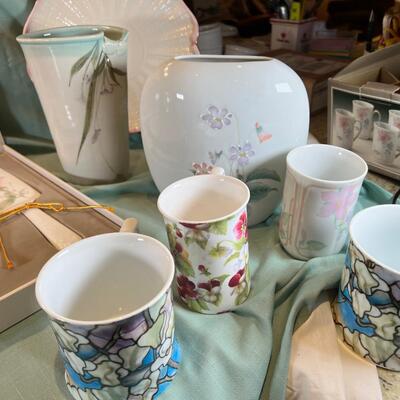 New in gift Box Mikasa Floral cake Plate and server.