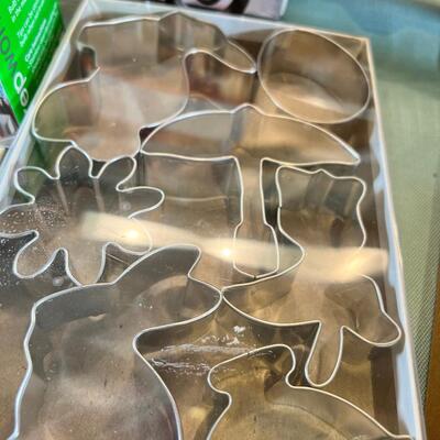 New baking, cookie molds ,  cake decorating. Pie baking, Cheese Cake pan