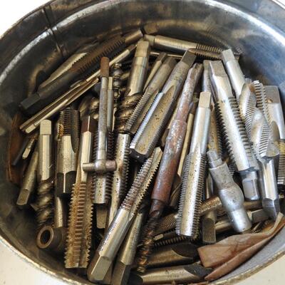 Grouping of  bottom hole taps