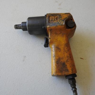 Pneumatic impact wrench