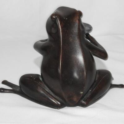 Bronze frog candle holder