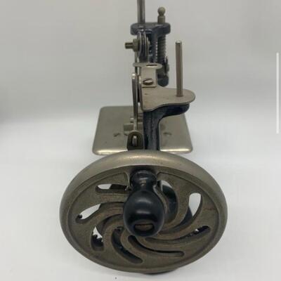 Vintage Singer Sewing ðŸª¡ ðŸ§µ Machine Miniature / Toy 7â€ wide