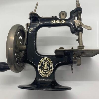 Vintage Singer Sewing ðŸª¡ ðŸ§µ Machine Miniature / Toy 7â€ wide