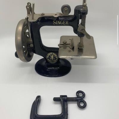 Vintage Singer Sewing ðŸª¡ ðŸ§µ Machine Miniature / Toy 7â€ wide