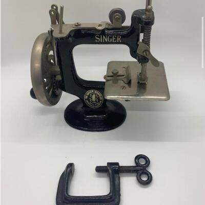 Vintage Singer Sewing ðŸª¡ ðŸ§µ Machine Miniature / Toy 7â€ wide