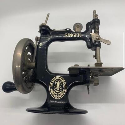 Vintage Singer Sewing ðŸª¡ ðŸ§µ Machine Miniature / Toy 7â€ wide