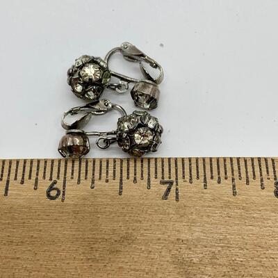 LOT 5R: Vintage Faux Gemstone Clip Earring.