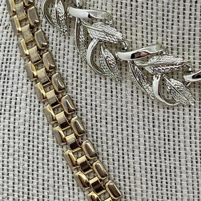 LOT 11R: Goldtone & Silvertone Necklaces