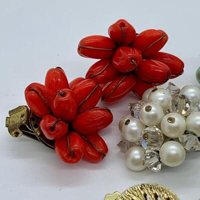 LOT 26R: Vintage Fashion Clip-On Earrings