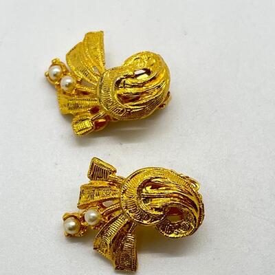 LOT 31: Vintage Goldtone Clip-On Earrings
