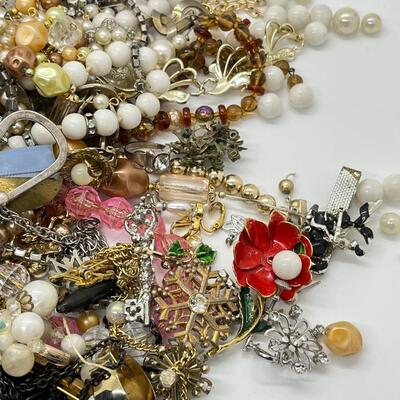 LOT 48: Crafter's Lot, or Jewelry for Repair - Necklaces, Bracelets, Rings, Brooches & More