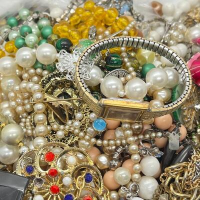 LOT 48: Crafter's Lot, or Jewelry for Repair - Necklaces, Bracelets, Rings, Brooches & More