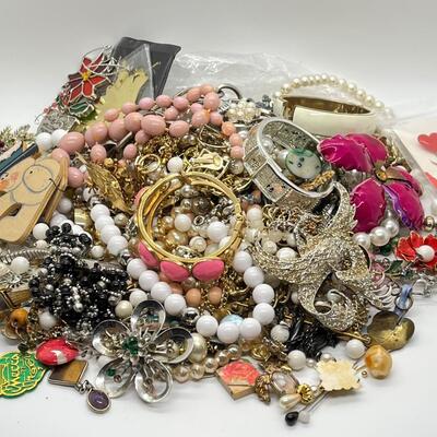 LOT 48: Crafter's Lot, or Jewelry for Repair - Necklaces, Bracelets, Rings, Brooches & More
