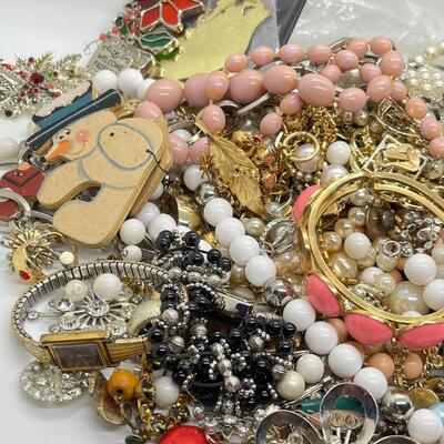 LOT 48: Crafter's Lot, or Jewelry for Repair - Necklaces, Bracelets, Rings, Brooches & More