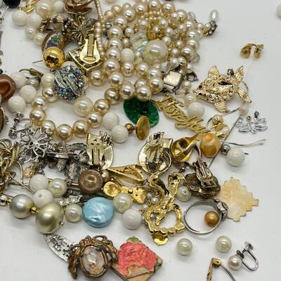 LOT 48: Crafter's Lot, or Jewelry for Repair - Necklaces, Bracelets, Rings, Brooches & More