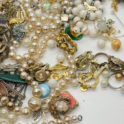 LOT 48: Crafter's Lot, or Jewelry for Repair - Necklaces, Bracelets, Rings, Brooches & More