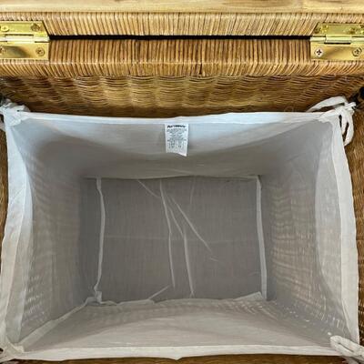 Lot 259. Natural wicker Hamper