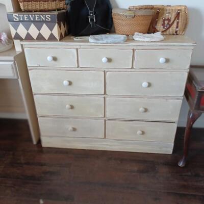Vintage 9 drawer dresser.