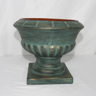 Pedestal planter
