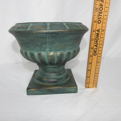 Pedestal planter