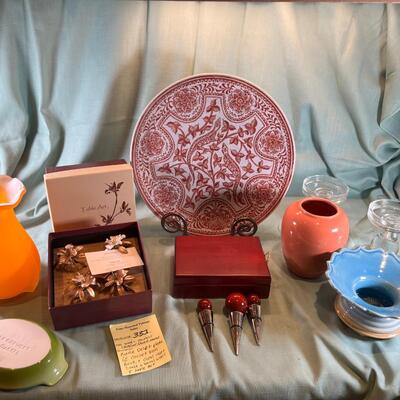 large Delft plate with unique crest, Vases table art