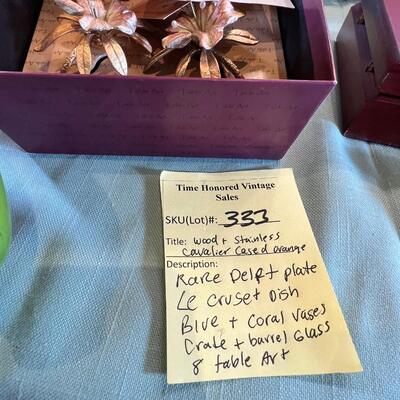 large Delft plate with unique crest, Vases table art