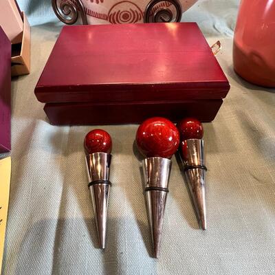 large Delft plate with unique crest, Vases table art