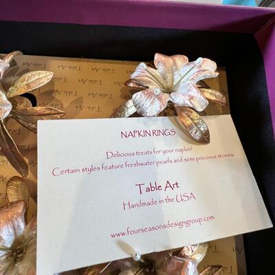 large Delft plate with unique crest, Vases table art