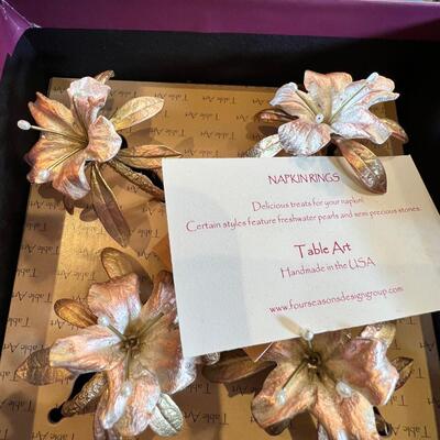 large Delft plate with unique crest, Vases table art