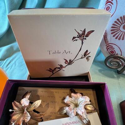 large Delft plate with unique crest, Vases table art