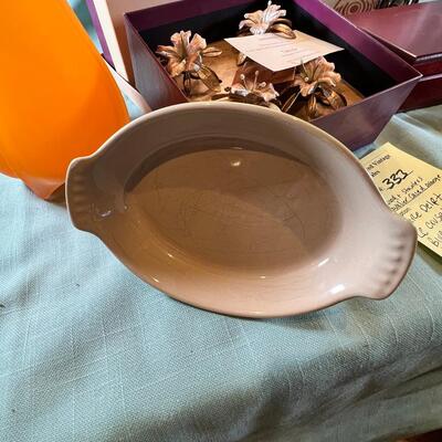 large Delft plate with unique crest, Vases table art