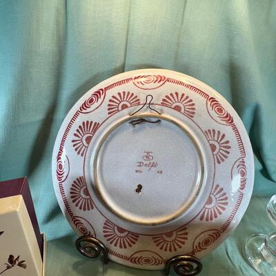 large Delft plate with unique crest, Vases table art