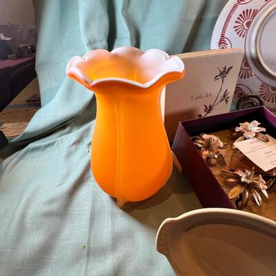 large Delft plate with unique crest, Vases table art