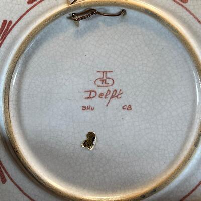 large Delft plate with unique crest, Vases table art