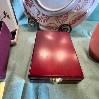 large Delft plate with unique crest, Vases table art